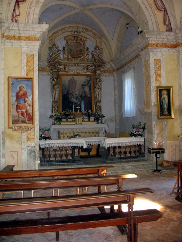 Innere des Oratoriums Madonna del Sasso in Caprezzo