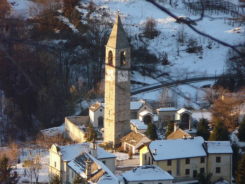Pfarrkirche und Kirchturm von Trontano