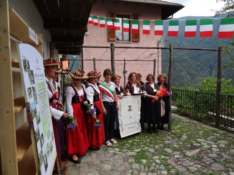 Die Frauen des Parks und der Präsident der Gmeinschaft des Parks Silvia Marchionini anlässlich der Öffnung der Herberge von Cicogna (Cossogno)